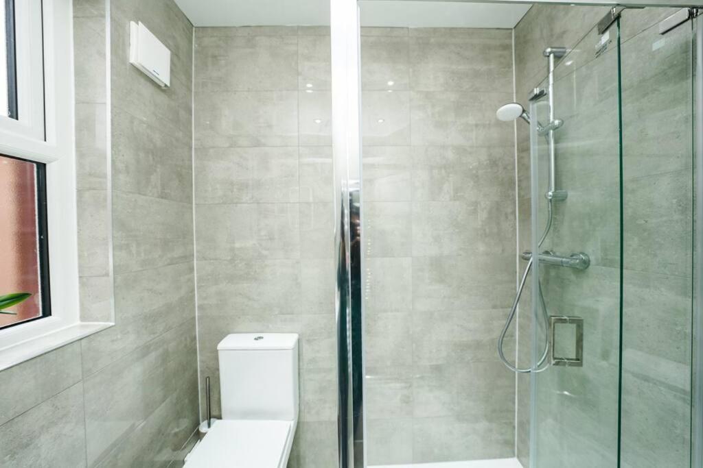 Newly Renovated Modern 4 Bed 3 Bath Apartment Londra Exterior foto