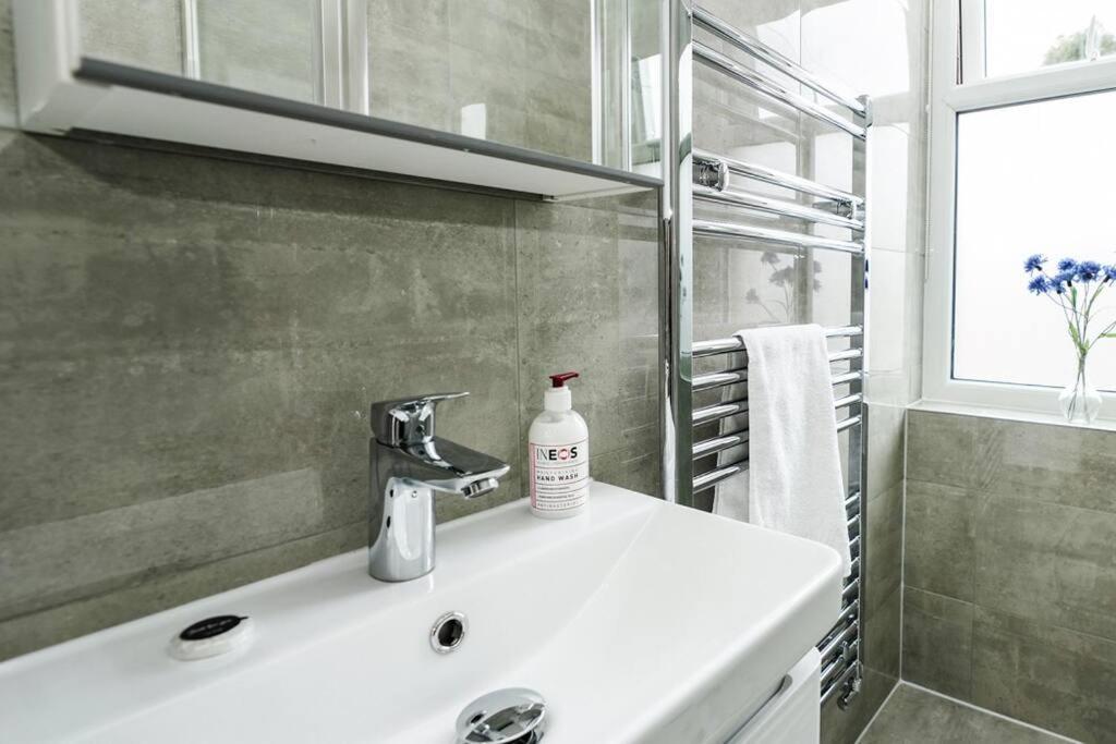 Newly Renovated Modern 4 Bed 3 Bath Apartment Londra Exterior foto