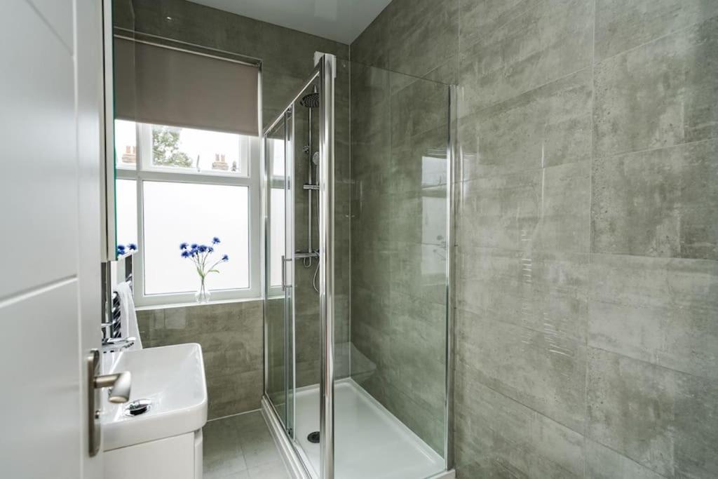 Newly Renovated Modern 4 Bed 3 Bath Apartment Londra Exterior foto